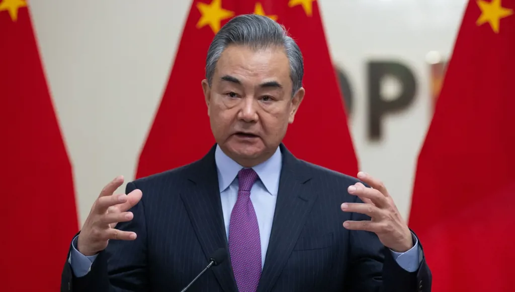 وزير الخارجية الصيني يتعهّد بتعزيز العلاقات مع كوريا الشمالية
