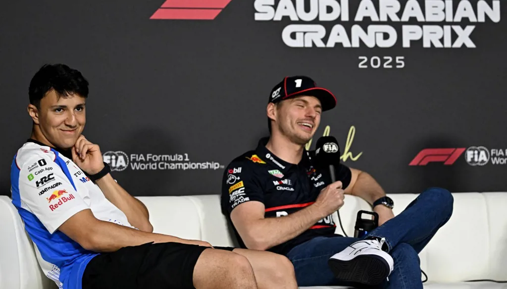 علم الجزائر يزين غرفة سائق فورمولا 1