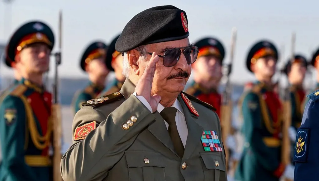 قوات حفتر تحشد على خطوط التماس: قطع الطريق على سيف الإسلام القذافي؟