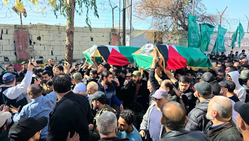 بعد الاستهداف الإسرائيلي... "حماس" تشيّع عنصرين في عين الحلوة (صور وفيديو)