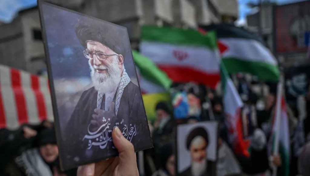 عراقيون يتظاهرون دعماً للنظام الإيراني... قتيلان بمواجهات أمام المنطقة الخضراء (فيديو)