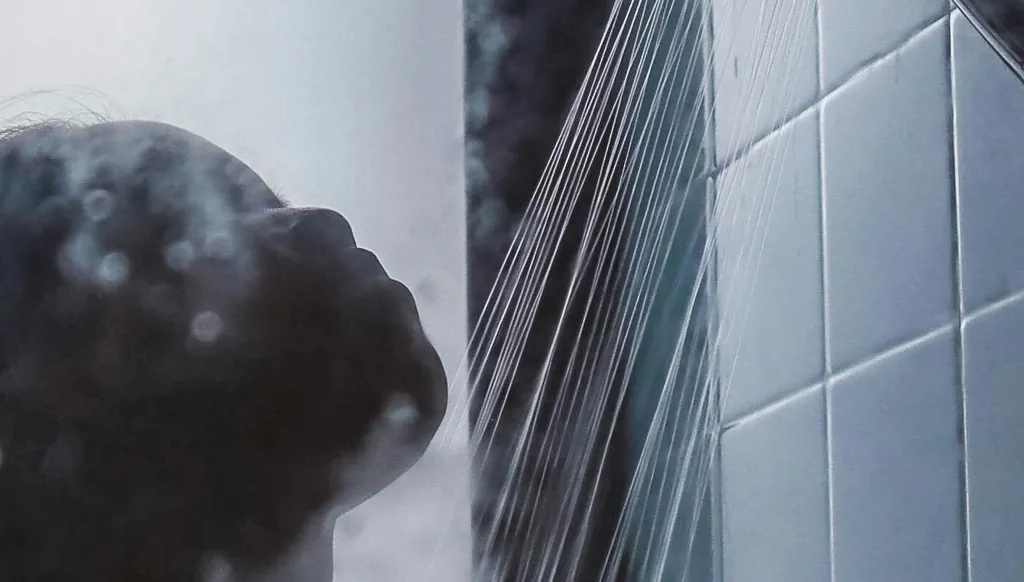 الاستحمام بالماء االساخن جداً قد يؤذي يشرتك وشعرك