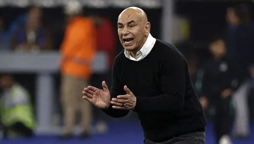 مدرب ومدير منتخب مصر يثيران الجدل بسبب كوب شاي (فيديو)