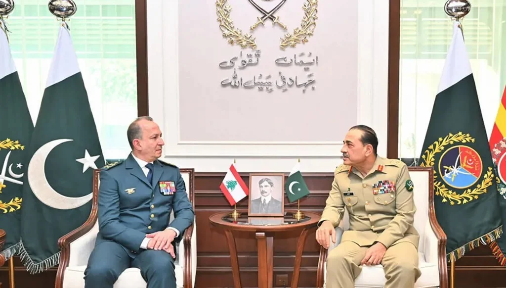 قائد الجيش الباكستاني عاصم منير مستقبلاً العماد رودولف هيكل في إسلام آباد.