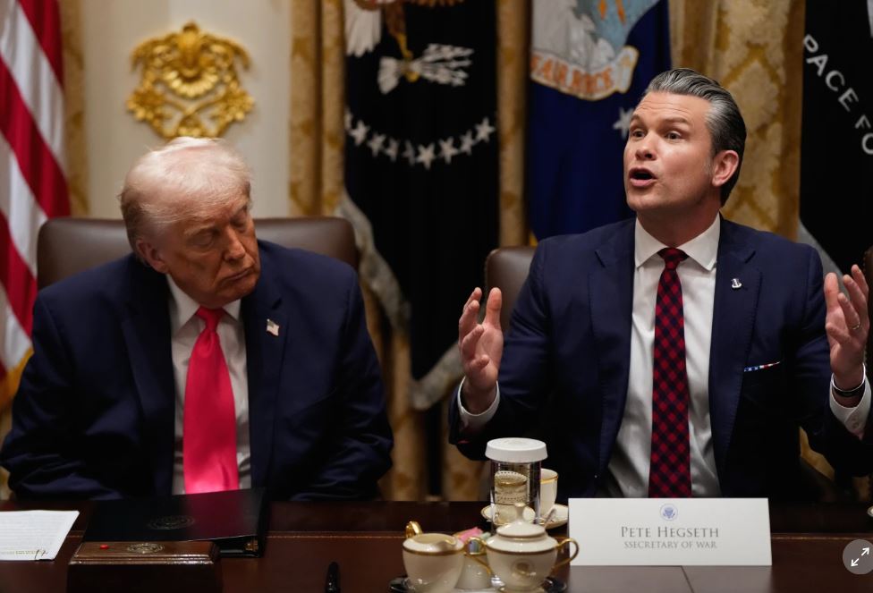 هيغسيث وترامب خلال الاجتماع (ا ب)