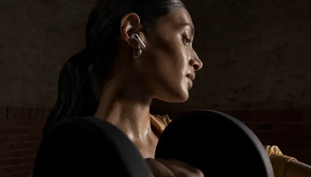 أبل تعلن عن طرازين جديدين من سماعات AirPods 5