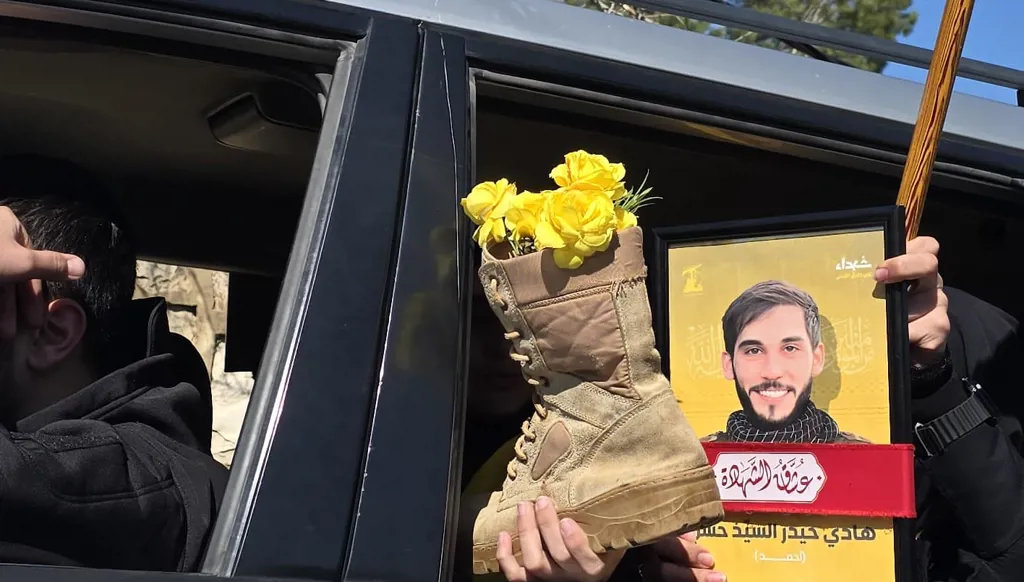 نعوش ملفوفة بعلمَي لبنان و"حزب الله"... عيترون تشيّع أبناءها (فيديو)