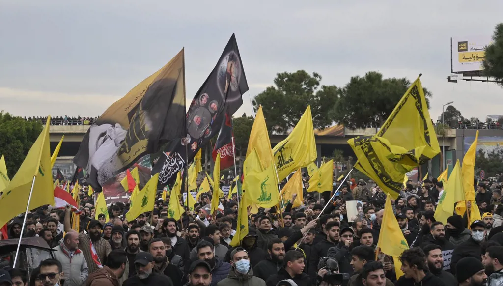 5 عند الخامسة: تظاهرة لـ"حزب الله" تقطع طريق مطار بيروت... تبادل أسرى في غزة وترامب يُمهل إسرائيل!