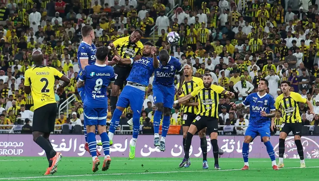 الهلال ضد الاتحاد في "كلاسيكو" الدوري السعودي... موعد المباراة والقنوات الناقلة