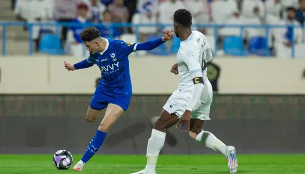 صراع الصدارة يتجدد بين الهلال والاتحاد والقادسية يترقب