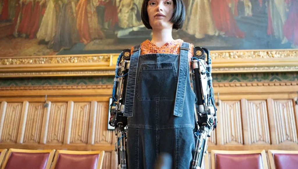 الرّوبوت الرّسامة "آيدا":  لا أريد "استبدال الفنانين البشر"