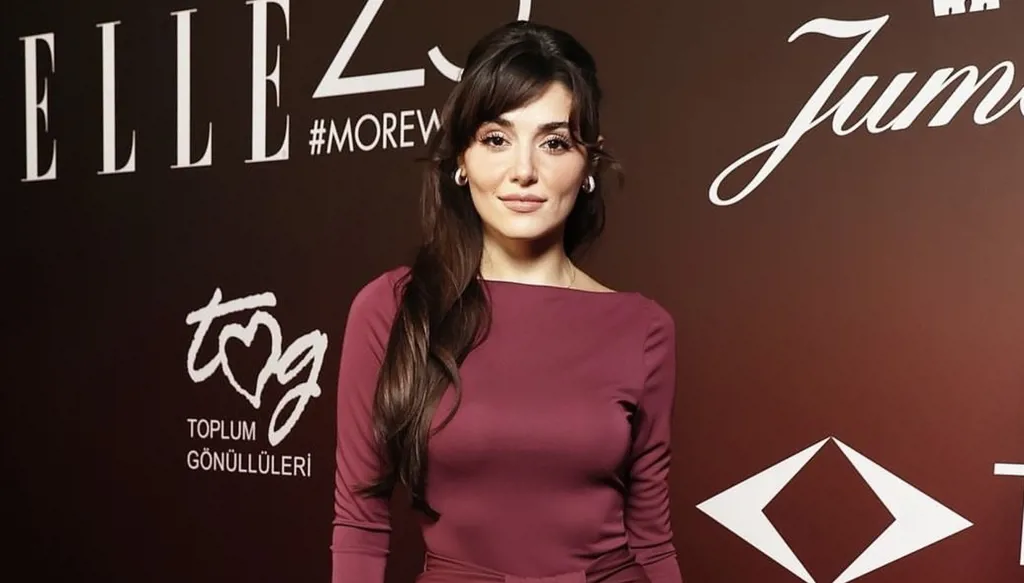 هاندا ارتشيل بآخر صيحات الموضة في حفل مجلة "ايل" التركية (صور وفيديو)