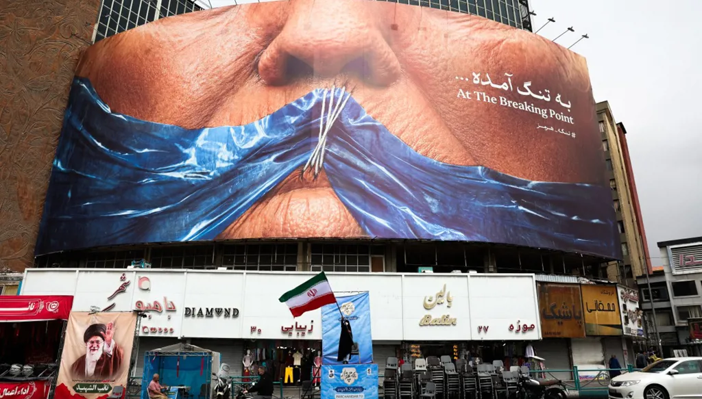 جدارية في طهران. (أ ف ب)