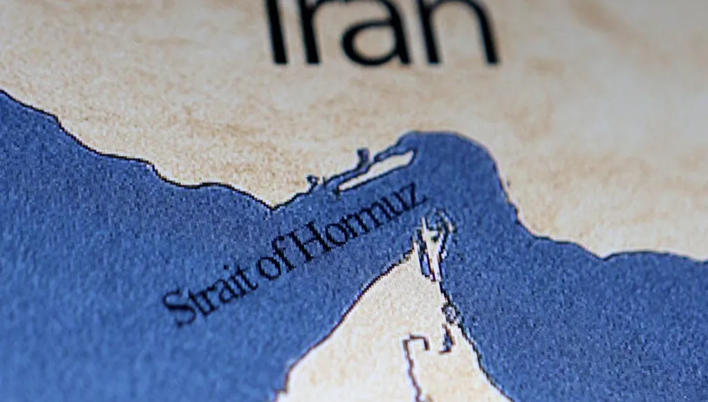 المفاوضات تترنّح مع إعادة إغلاق مضيق هرمز... تأهّب إسرائيلي لانهيار وقف النار
