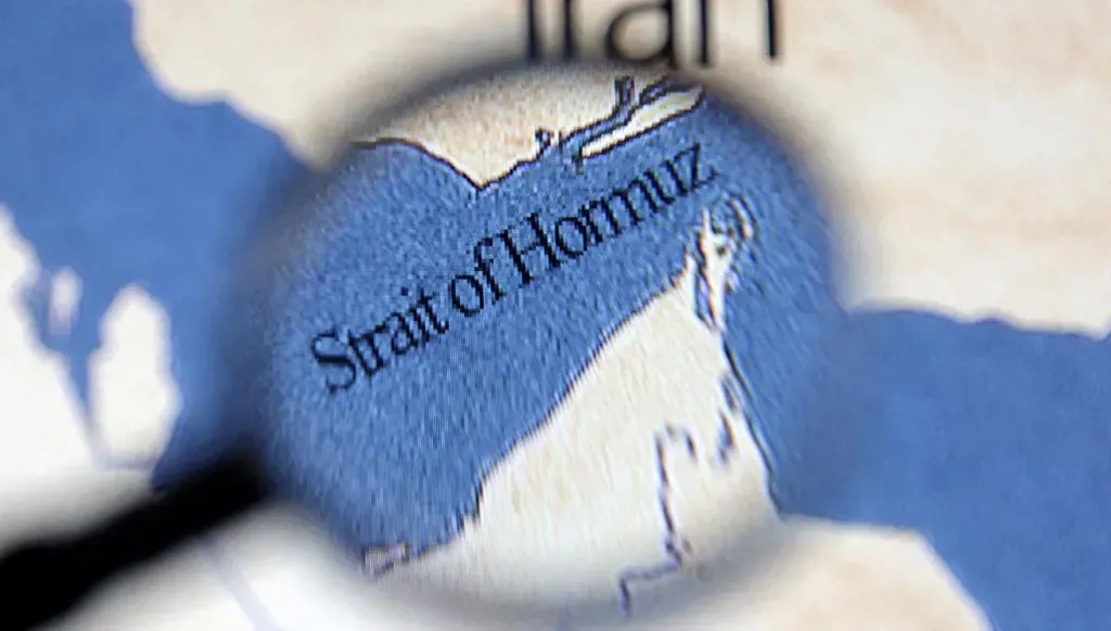 مخططون عسكريون يناقشون في لندن إعادة فتح مضيق هرمز