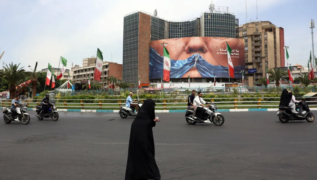 جدارية في طهران. (أ ف ب)