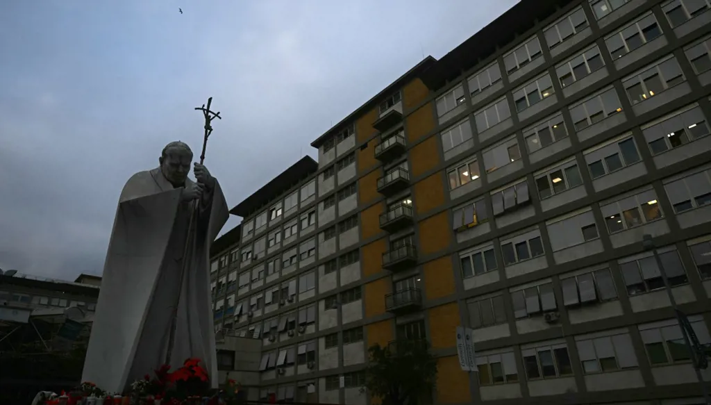 التطوّرات الصحيّة للبابا فرنسيس... ماذا كشف الفاتيكان؟