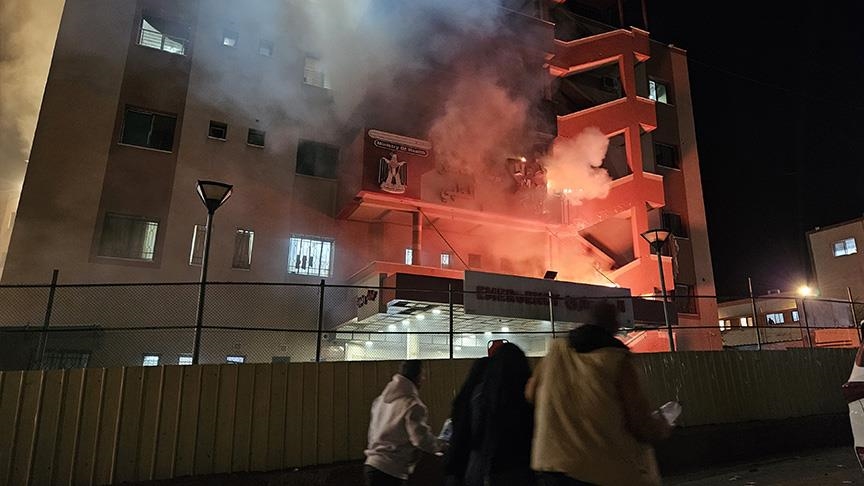 النيران تندلع في مستشفى ناصر بعد قصفها من الجيش الإسرائيلي (وكالات)