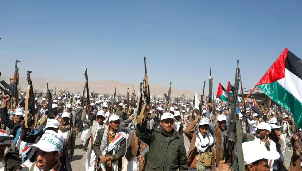 الحوثيون يعلنون استئناف عملياتهم العسكرية ضد السفن الإسرائيلية