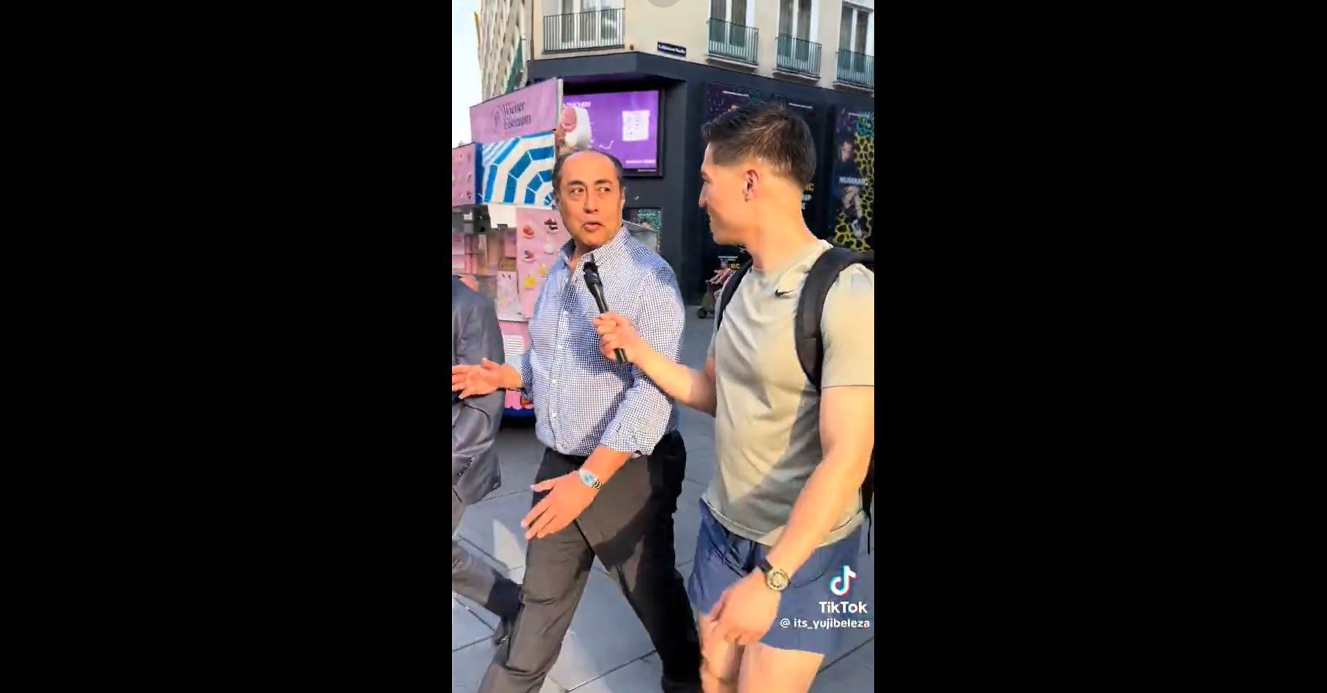 حسام زكي يسير في شوارع فيينا مع بلوغر ياباني شهير (أكس)