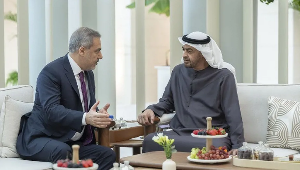 بن زايد ووزير خارجية تركيا يؤكدان موقفاً داعماً للسلام وحلّ الدولتين