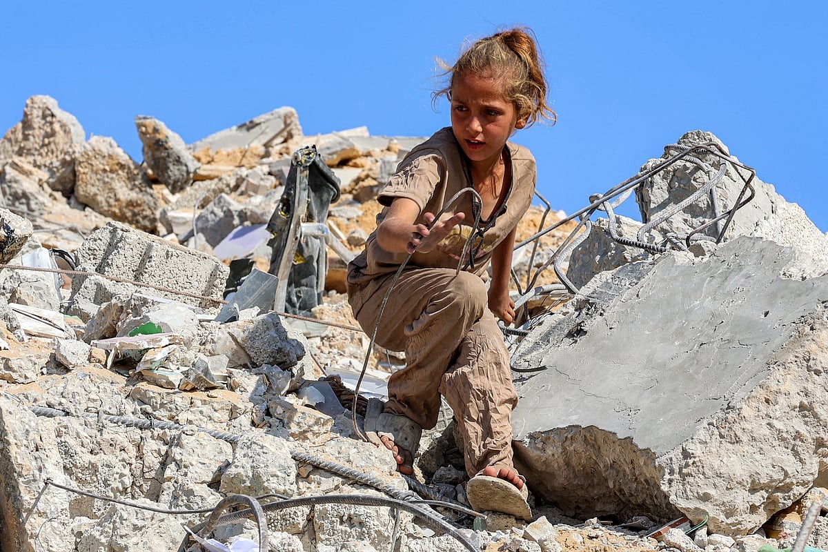 صبية غزية على أنقاض الأبراج المدمرة في غزة، 6 سبتمبر 2025 (أ ف ب)