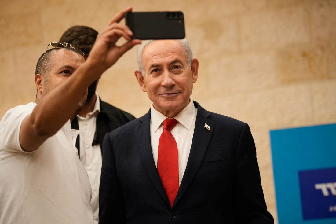 ناخب إسرائيلي يلتقط صورة سيلفي مع نتنياهو، 17 أغسطس 2026. (أ ب)