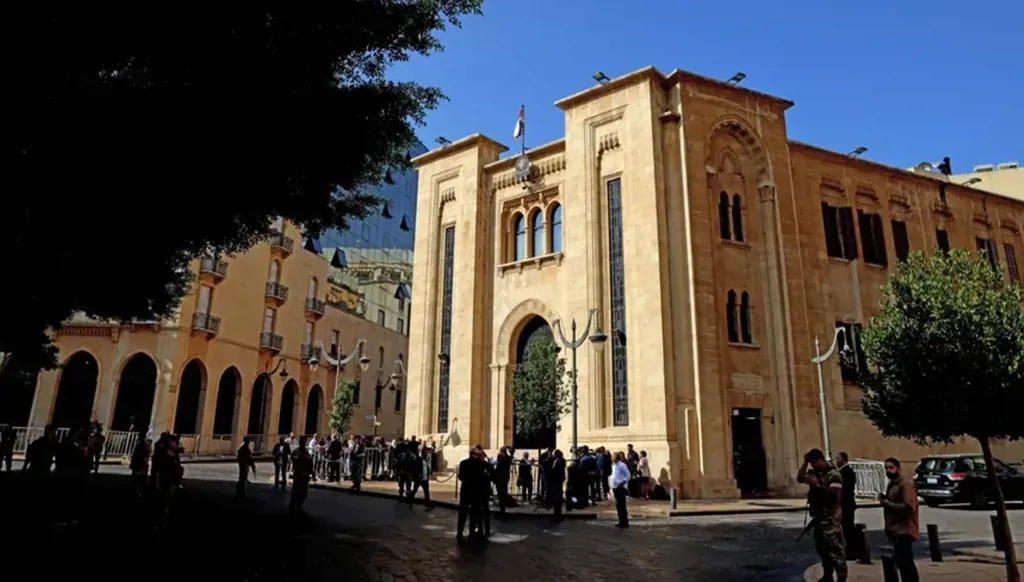 بلد بثلاثة ملايين ونصف مليون سياسي