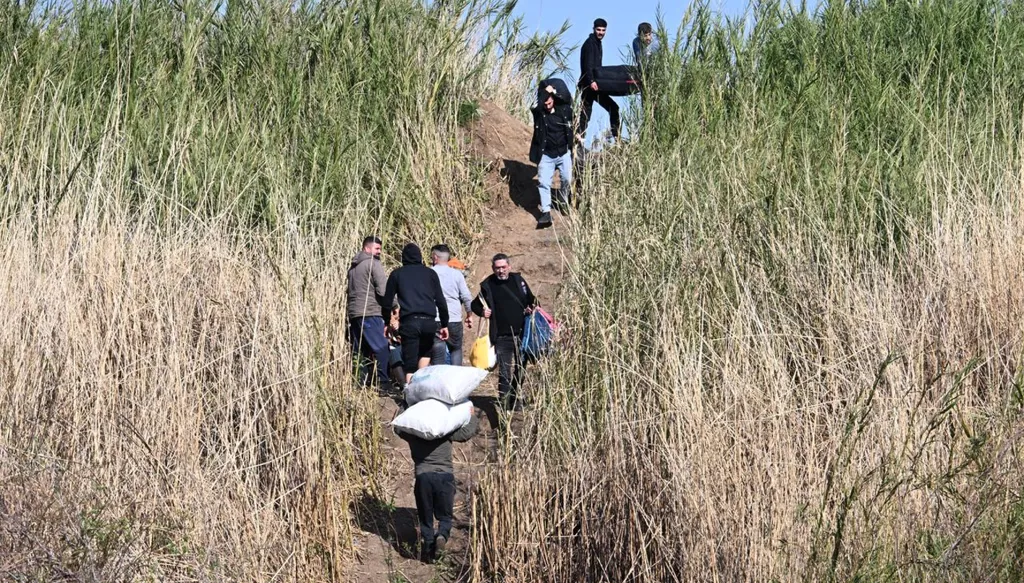 عائلات من سوريا تعبر نهر الكبير (تصوير حسام شبارو).