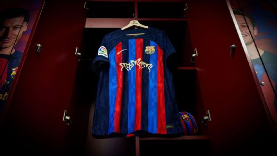 شعار روساليا على قميص برشلونة.