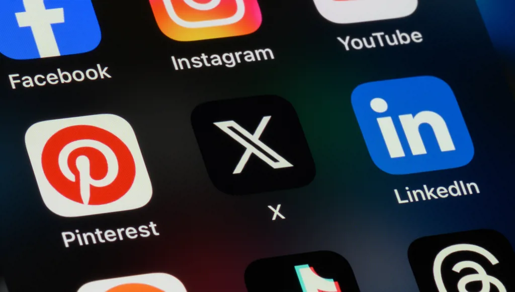 "الطب في زمن الأنفلونسر".. هل يفقد الطبيب مصداقيته عندما يغادر عيادته إلى الشاشات؟