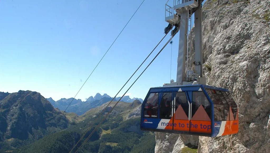 بريطانيان وإسرائيلي ضحية تحطّم تلفريك... فيديو يوثق الحادث