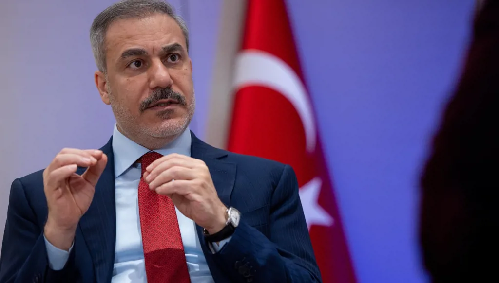 فيدان يلتقي مسؤولين سوريين في أنقرة الأحد
