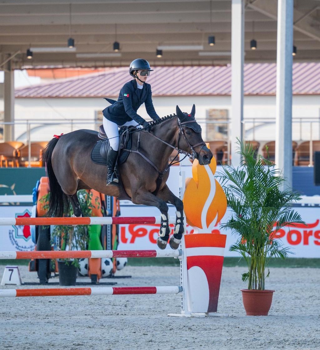 من المنافسات في كأس أكاديمية فاطمة بنت مبارك الدولية لقفز الحواجز.