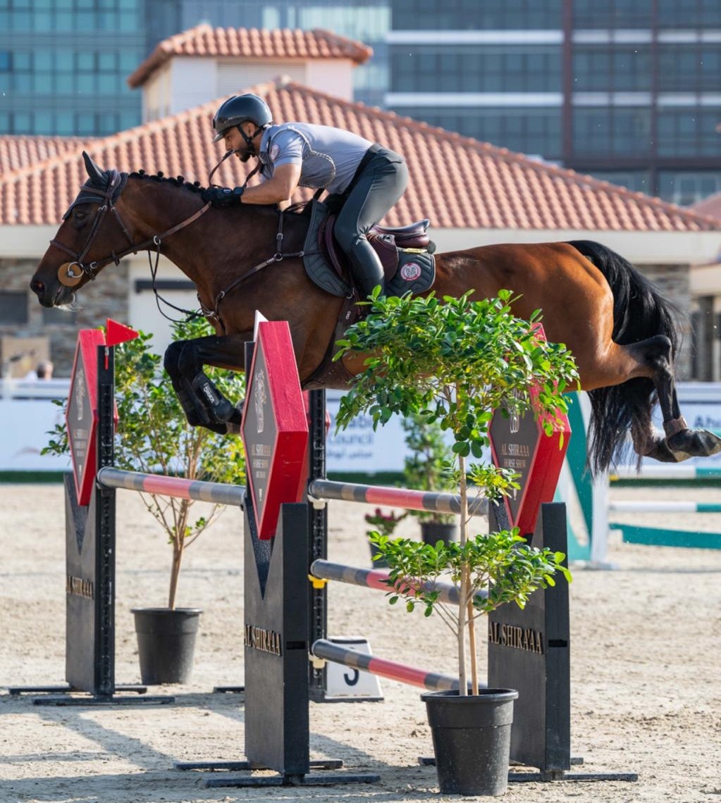 من المنافسات في كأس أكاديمية فاطمة بنت مبارك الدولية لقفز الحواجز.