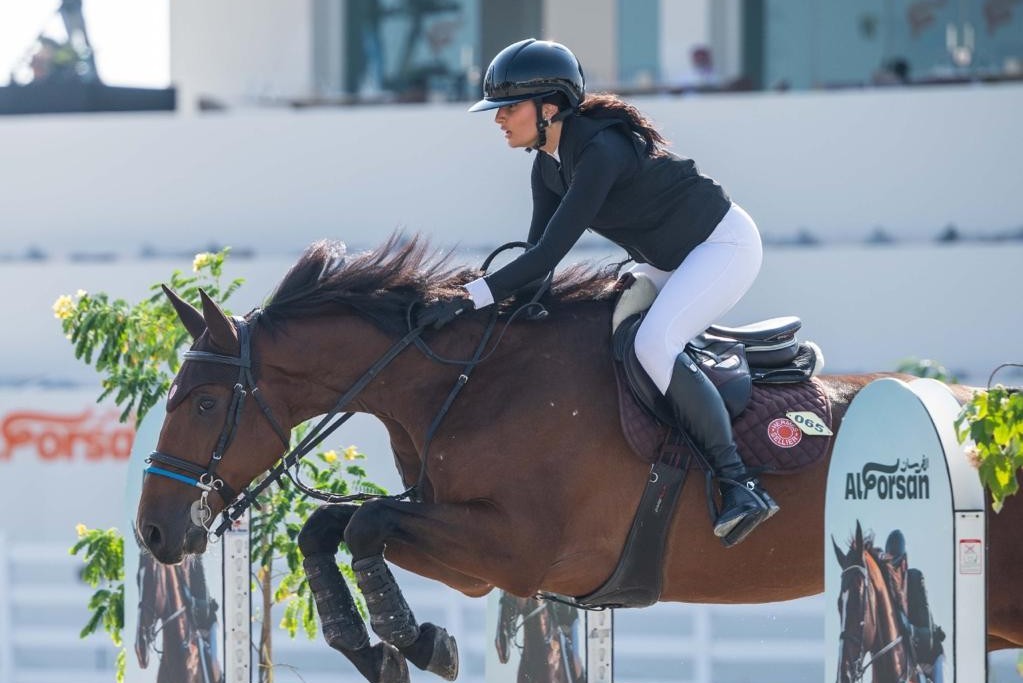 من المنافسات في كأس أكاديمية فاطمة بنت مبارك الدولية لقفز الحواجز.