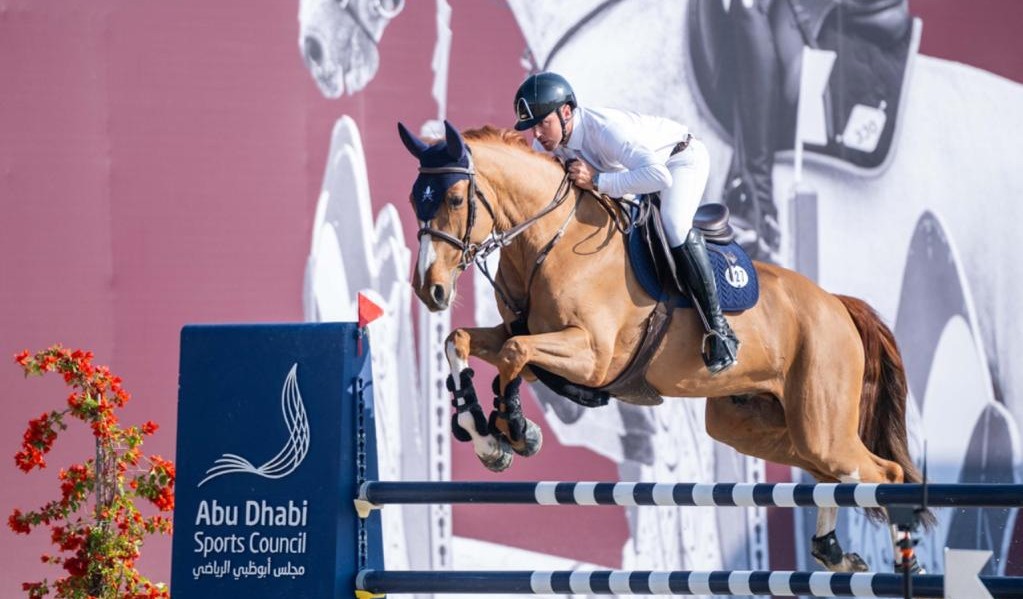 من المنافسات في كأس أكاديمية فاطمة بنت مبارك الدولية لقفز الحواجز.