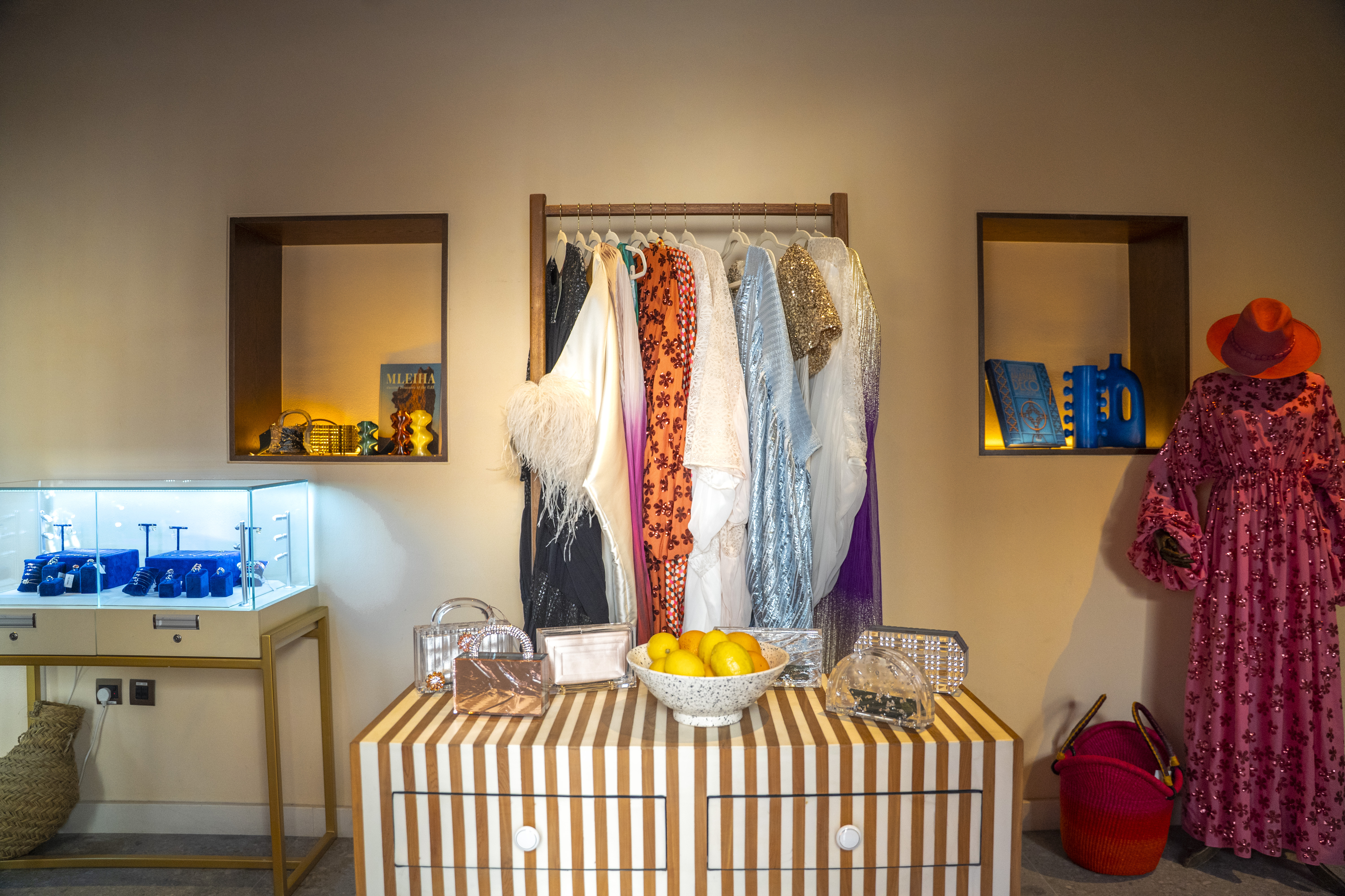 صورة من داخل المعرض (مرفق بالبيان).