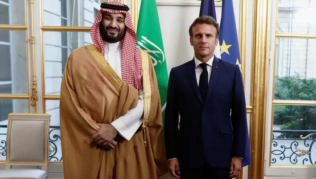 بن سلمان وماكرون (أ ف ب- أرشيفية).