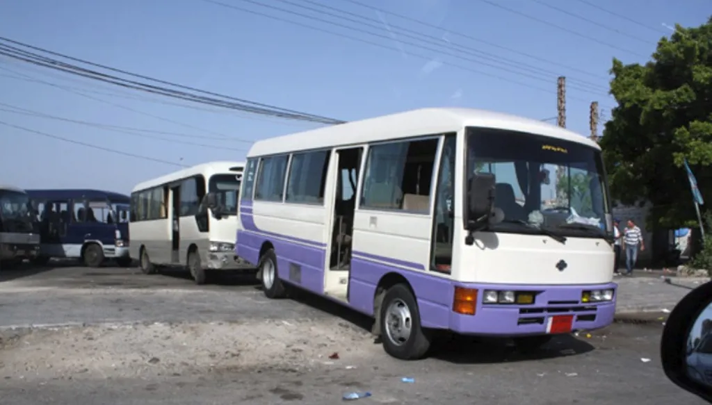 في طرابلس شمالي لبنان... سقوط تلميذ من باص للنقل بعد ترك الأبواب مفتوحة!