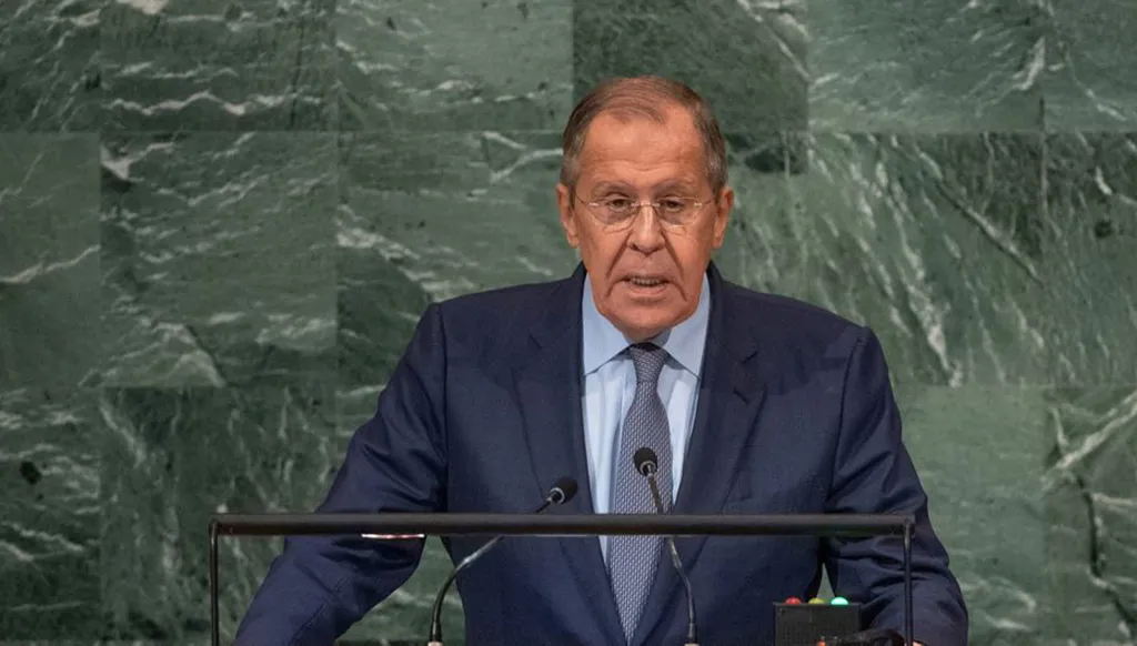سيرغي لافروف يحث الولايات المتحدة على إجلاء ديبلوماسييها من كييف