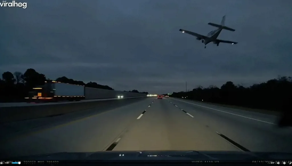 بالفيديو- اصطدام طائرة بسيارة على طريق سريع في فلوريدا وتحطّمها