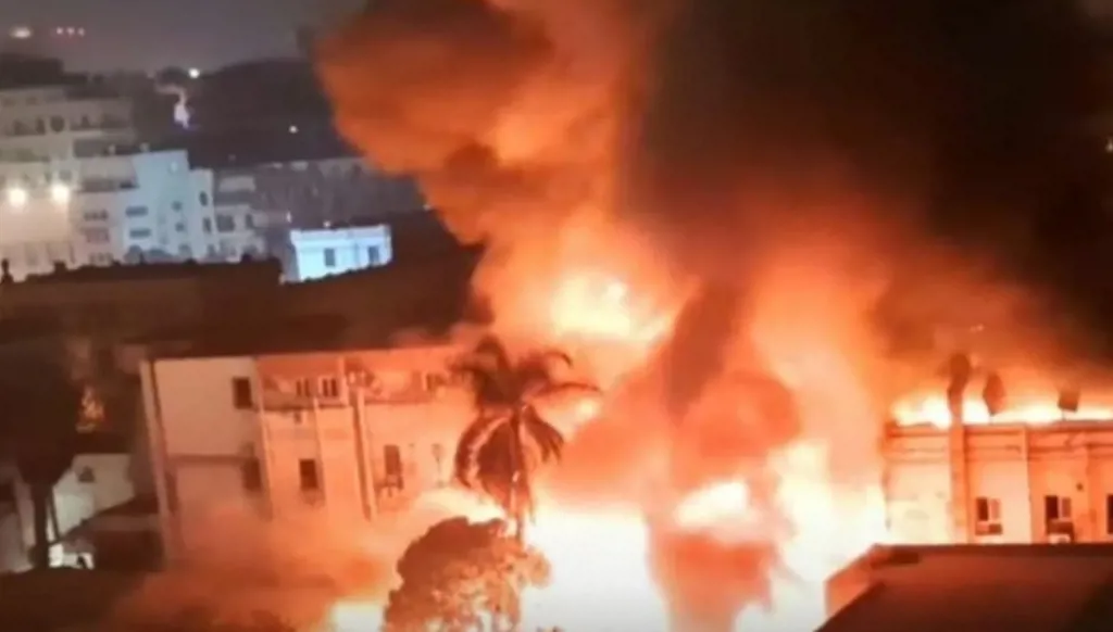 اندلاع حريق هائل في مبنى تابع لوزارة الصحة المصرية... مواد كيميائية ساهمت في تمدّد النيران!