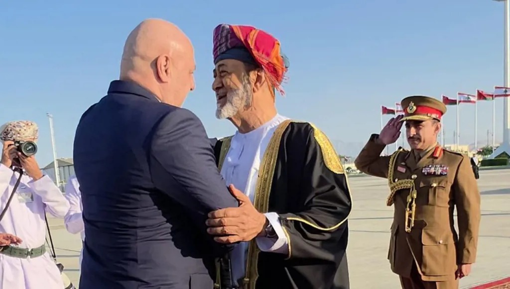 السلطان بن طارق مستقبلاً عون (رئاسة الجمهورية).