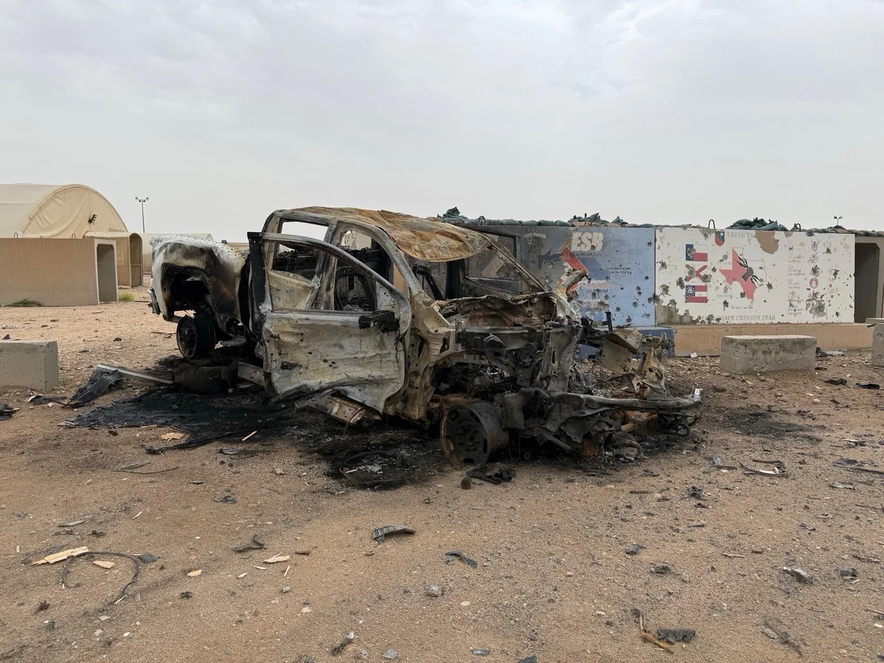 صورة غير مؤرخة لسيارة دُمّرت خلال النزاع الأميركي مع إيران في معسكر بويرينغ في الكويت (سي بي إس).