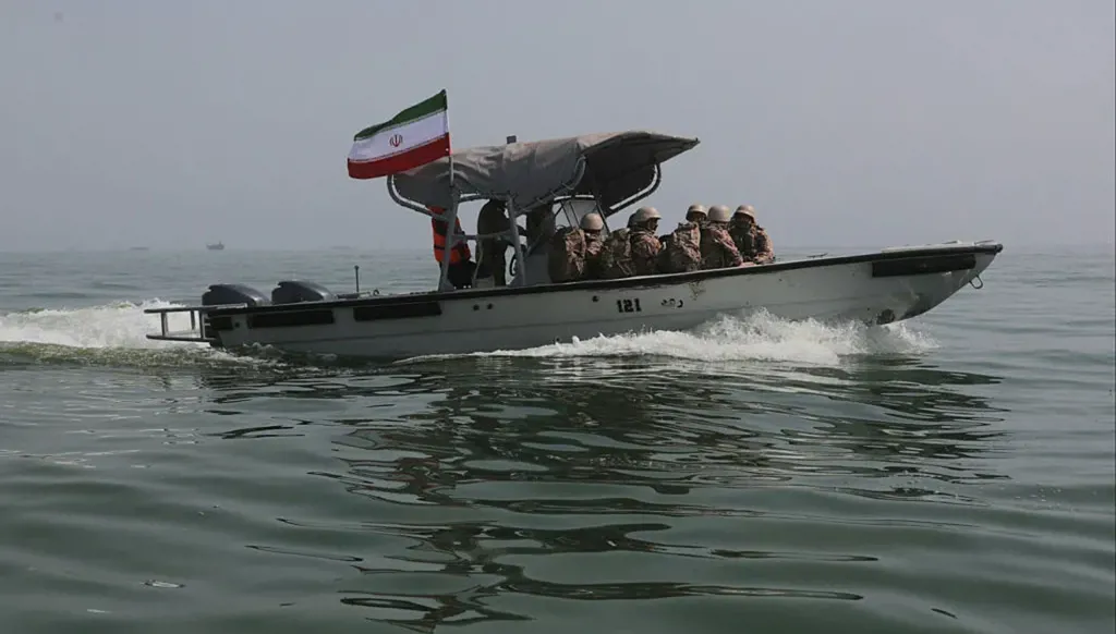 القوات الإيرانية تطلق النار باتجاه أربع سفن حاولت عبور مضيق هرمز