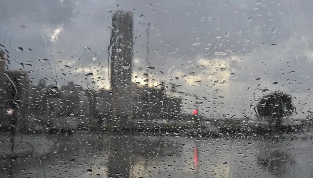 بعد الطقس الحارّ... منخفض جويّ يصل لبنان غداً!