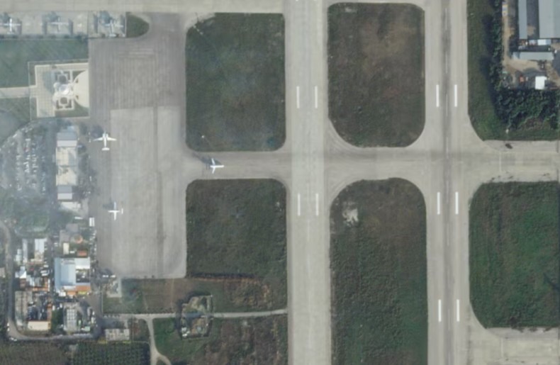 طائرة في قاعدة حميميم (رويترز).