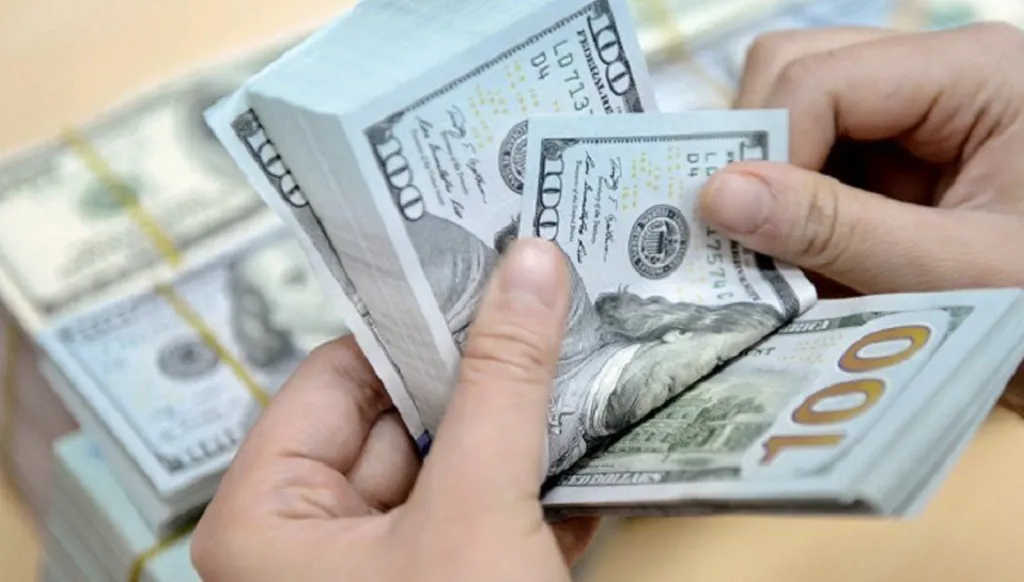 انخفاض الدولار إلى أدنى مستوى له في ثلاث سنوات مقابل اليورو