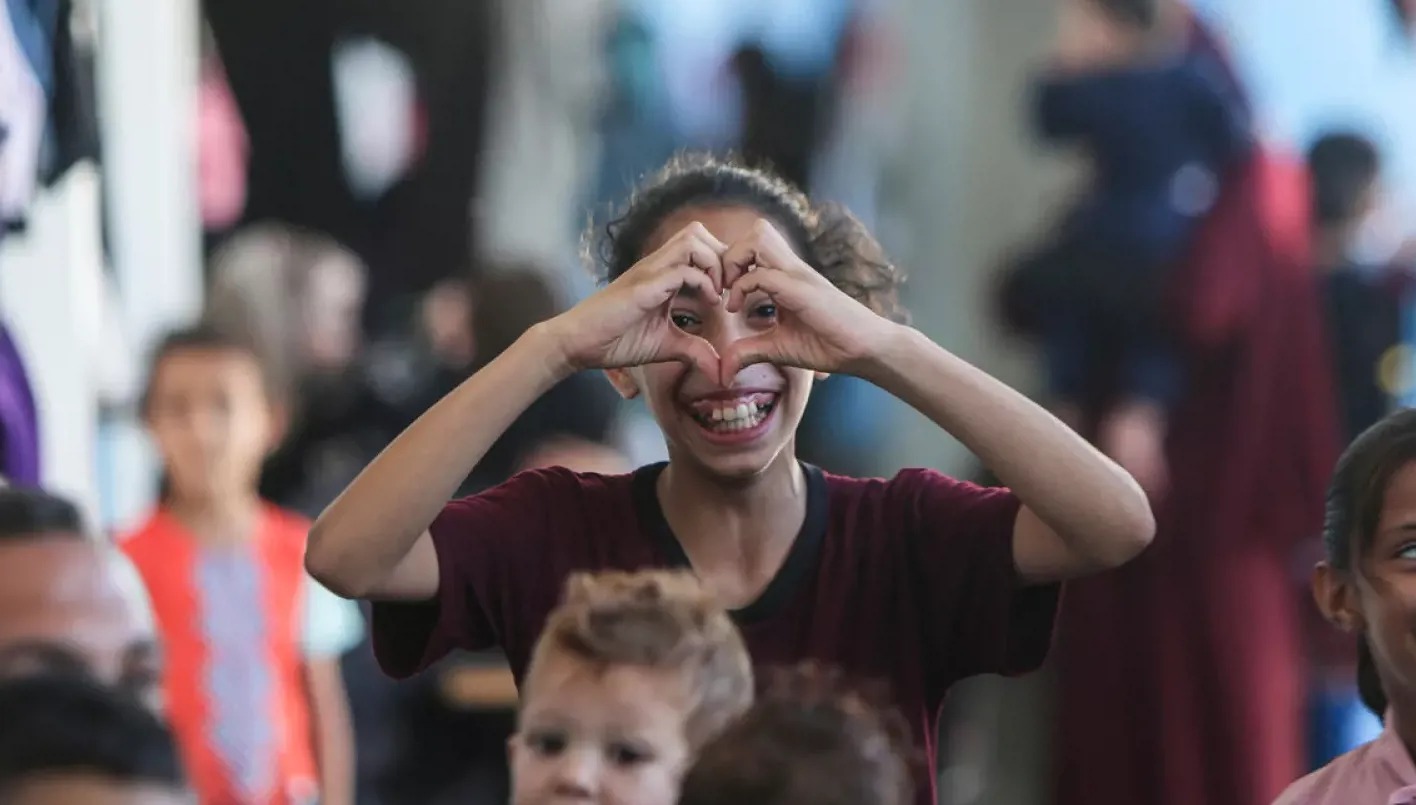 أطفال ينتظرون دورهم للحصول على الطعام في غزة (أ ف ب).